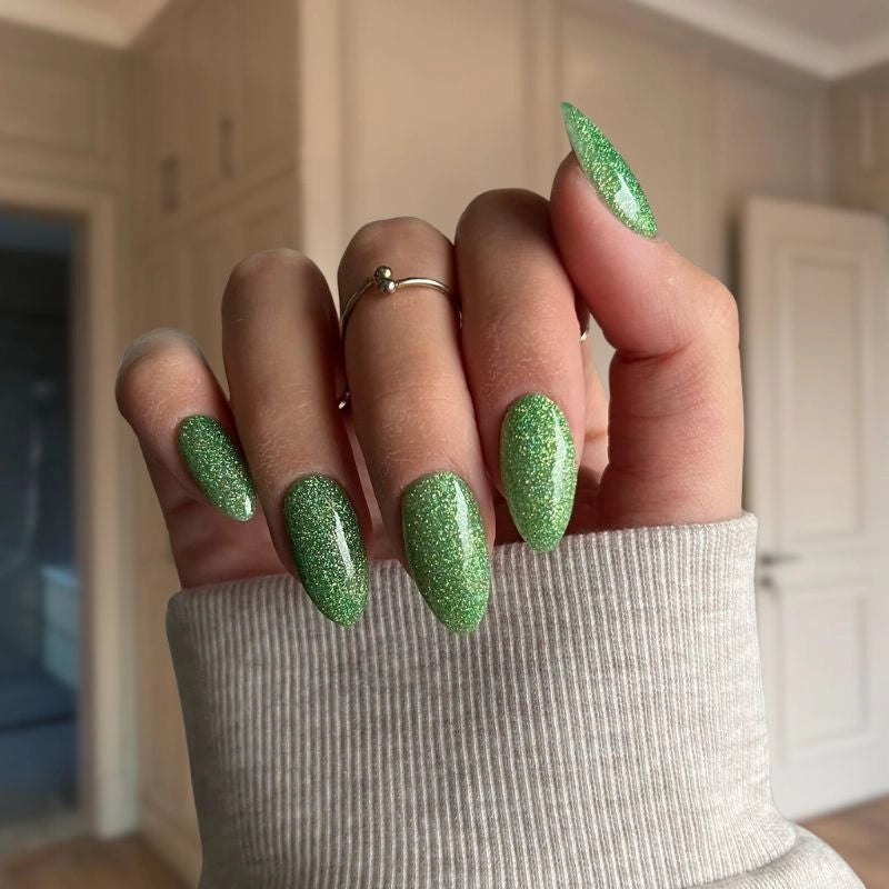 Crystal Green with Fine Sparkle Dip Powder For Nails featuring a vibrant apple-green shade with fine sparkles for a dazzling, crystal-like finish.