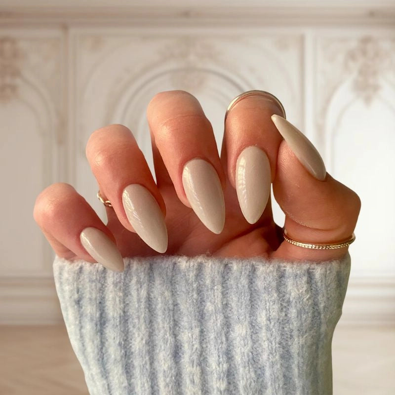 DIY manicure using Creamy White Dip Powder For Nails for a timeless, sophisticated finish at home.