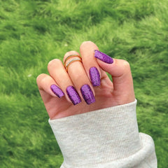 Violet Sparkle Dip Powder – Create dazzling nail designs from home with a vibrant purple and glitter finish.